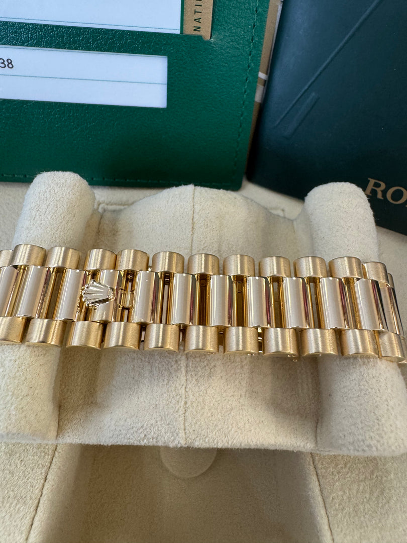 Rolex Day-Date 41mm 2015 Champagne Roman Dial 218238
