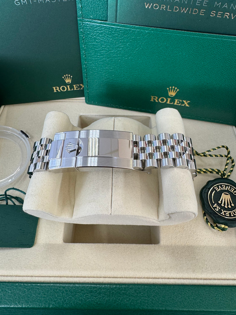 Rolex GMT-Master II "BatGirl" 2026 126710BLNR Jubilee New Wood Card